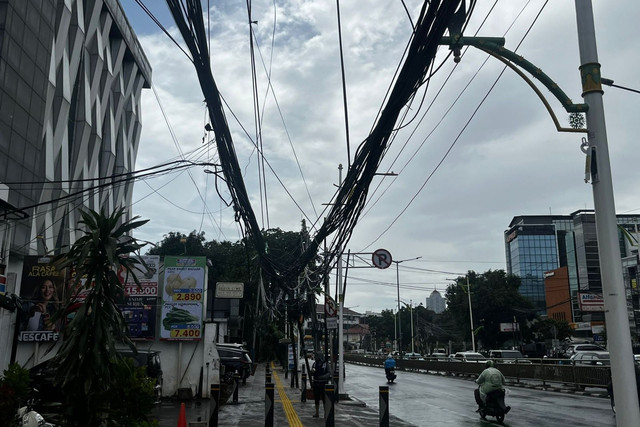 Kabel semrawut di kawasan Tebet, Jakarta Selatan, Rabu (17/12/2025). Foto: Rayyan Farhansyah/kumparan
