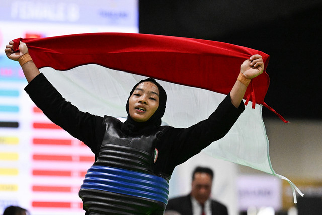 Pesilat putri Indonesia Safira Dwi Meilani berlari sambil membawa bendera Indonesia usai mengalahkan pesilat Vietnam pada nomor tanding putri class B 50-55 kg SEA Games 2025 di Impact Arena Muang Thong Thani, Bangkok, Thailand, Rabu (17/12/2025). Foto: ANTARA FOTO/Nova Wahyudi