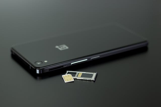 Ilustrasi HP dual SIM terbaik 2025. Foto: Silvie Lindemann/Pexels