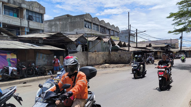 Sampah yang sebelumnya menggunung kurang lebih setinggi dua meter di Pasar Cimanggis, Jalan Otista Raya, Kecamatan Ciputat, kini terpantau sudah bersih, Rabu (17/12/2025). Foto: kumparan