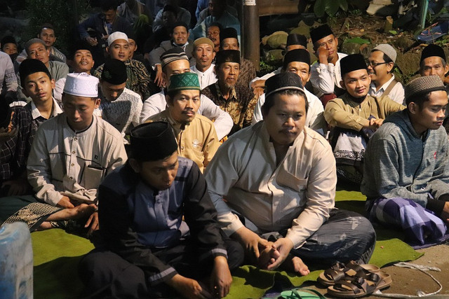 Masyarakat berkumpul menghadiri majelis penuh berkah. Foto: Pixabay