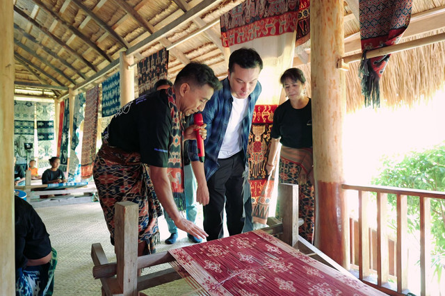 Duta Bakti BCA Nicholas Saputra (tengah) bersama manajemen BCA dan Perkumpulan Warna Alam Indonesia (WARLAMI) dalam puncak rangkaian program Pembinaan Wastra Warna Alam sepanjang tahun 2024-2025 di Sumba Timur, Nusa Tenggara Timur (NTT) pada Jumat (12/12). Foto: Dok. BCA