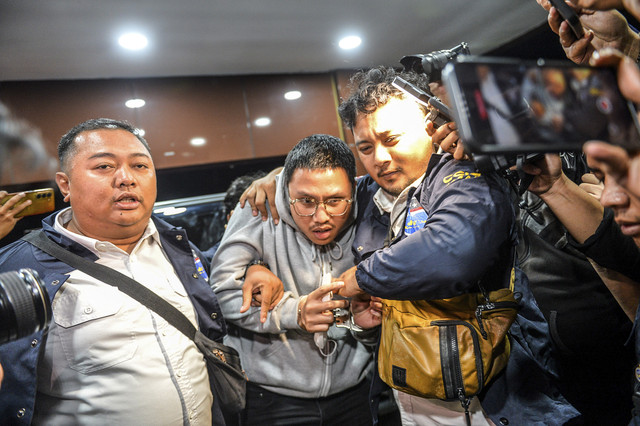 YouTuber Muhammad Adimas Firdaus Putra Nasihan alias Resbob tiba di Polda Jabar untuk menjalani pemeriksaan di Bandung, Jawa Barat, Senin (15/12/2025). Foto: Raisan Al Farisi/ANTARA FOTO