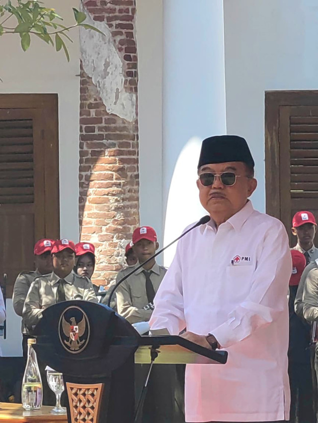 Jusuf Kalla usai melantik Imam Utomo sebagai Ketua PMI Jawa Timur Masa Bhakti 2025-2030 di Halaman Benteng Van Den Bosch, Ngawi, Jawa Timur.rabu (17/12/2025). Foto: Dok. PMI