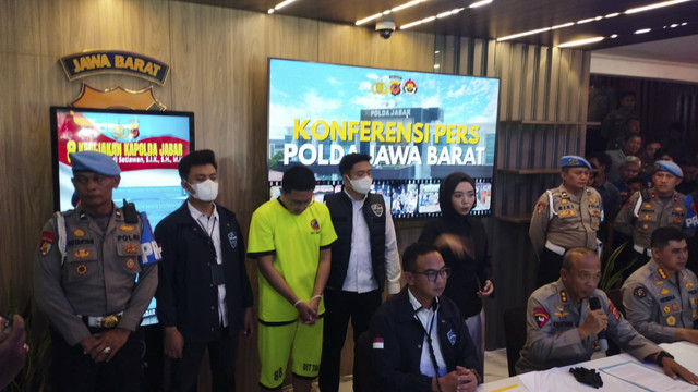 YouTuber Muhammad Adimas Firdaus Putra Nasihan atau Resbob dihadirkan dalam jumpa pers di Polda Jawa Barat, Bandung, Rabu (17/12/2025). Foto: Dok. kumparan