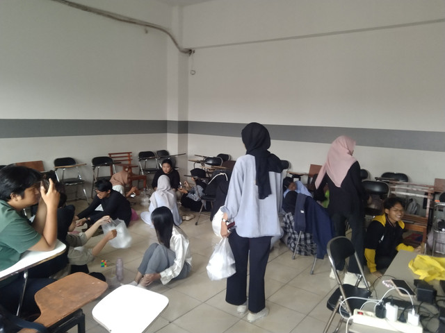 foto: diambil ketika jam istirahat di dalam kelas di kampus universitas Pamulang