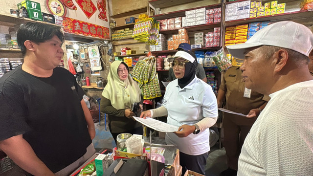 Bupati Mempawah Erlina melakukan sidak ke pasar jelang Nataru. Foto: M. Zain/Hi!Potianak