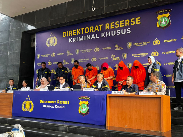 Tersangka praktik aborsi illegal di Polda Metro Jaya, Jakarta Selatan, Rabu (17/12/2025). Foto: Rayyan Farhansyah/kumparan