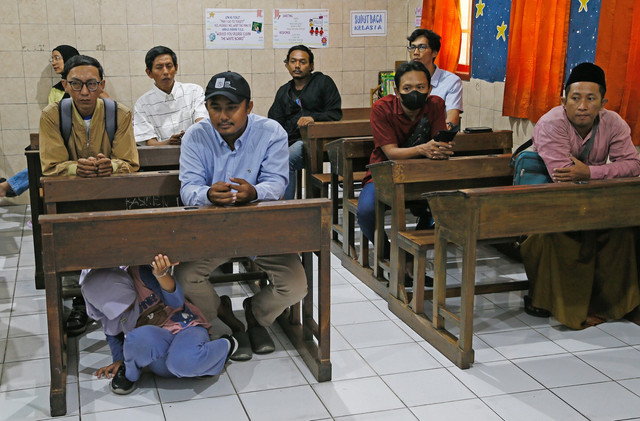 Dinas Pendidikan Kota Surabaya mengimbau agar pengambilan rapor akhir semester satu dilakukan oleh ayah sebagai bentuk keterlibatan dalam pengasuhan. Foto dan naskah : Dipta Wahyu Pratomo 
