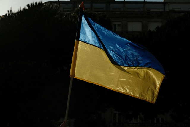 Bendera Ukraina. Sumber: https://unsplash.com/id/foto/bendera-biru-dan-kuning-berkibar-di-depan-sebuah-gedung-0qvpe8GAto4