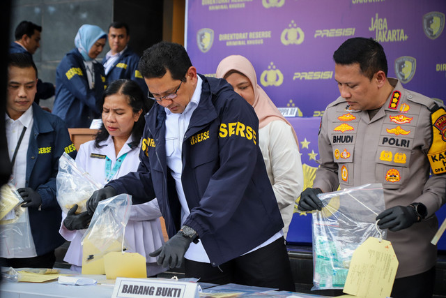 Ditreskrimsus Polda Metro Jaya menunjukkan barang bukti praktik tindak pidana aborsi ilegal dalam konferensi pers di Gedung Ditreskrimsus Polda Metro Jaya, Rabu (17/12/2025). Foto: Iqbal Firdaus/kumparan
