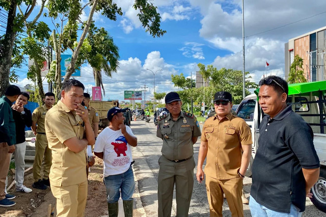 Bupati Kubu Raya Sujiwo turun langsung memantau aktivitas penimbunan lahan proyek pembangunan Living Plaza. Foto: Dok. Istimewa