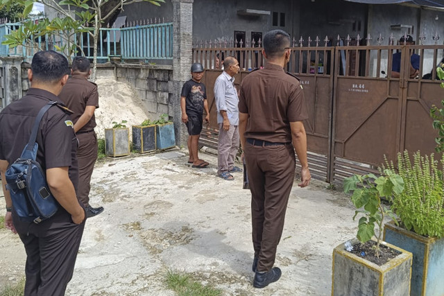 Penggeledahan rumah Kepsek SMK Negeri 1 Teluk Dalam, Nias Selatan, terkait dugaan korupsi dana BOS, Selasa (16/12/2025). Dok: Kasi Intel Kejari Nisel