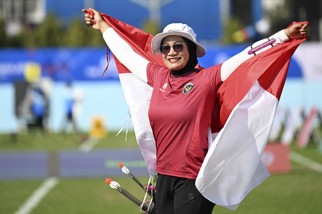 Pemanah Indonesia Diananda Choirunisa melawan pemanah Vietnam Huyen Diep Trieu pada pertandingan babak final nomor panahan Recurve perorangan Putri SEA Games 2025 di Sport Authority of Thailand, Bang Kapi, Thailand, Rabu (17/12/2025). Foto: Nova Wahyudi/Antara Foto