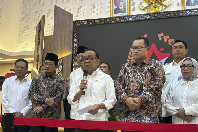 Menko PMK Pratikno menyampaikan keterangan pers usai rapat tingkat menteri terkait bencana Sumatera di Kemenko PMK, Jakarta Pusat, Rabu (17/12/2025). Foto: Abid Raihan/kumparan