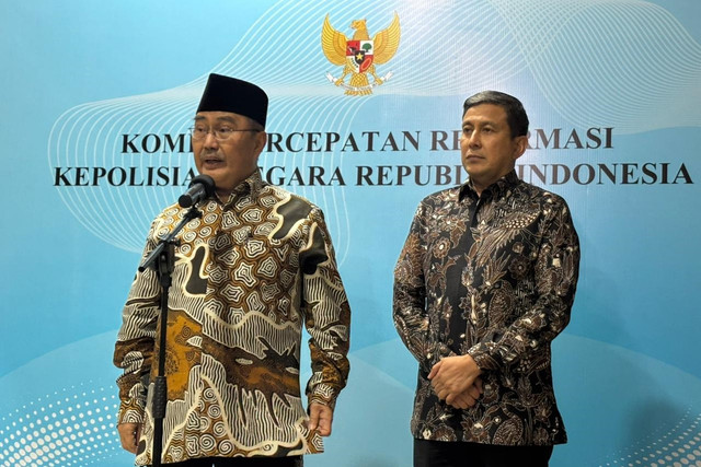 Ketua Komite Percepatan Reformasi Polri Jimly Asshiddiqie usai melakukan audiensi dengan sejumlah lembaga nonpemerintah di Kantor Kementerian Sekretariat Negara, Jakarta Pusat, Rabu (17/12)/2025). Foto: Amira Nada/kumparan