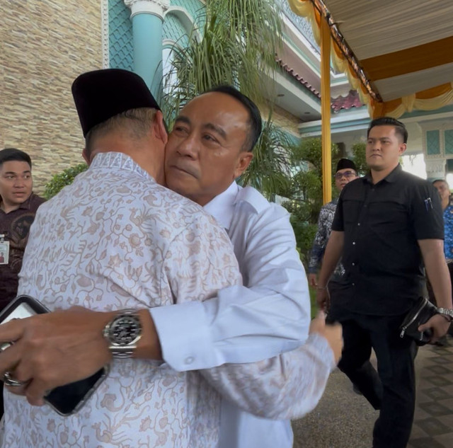 Momen Wagub Krisantus berpelukan dengan Gubernur Ria Norsan. Foto: Dok. Istimewa