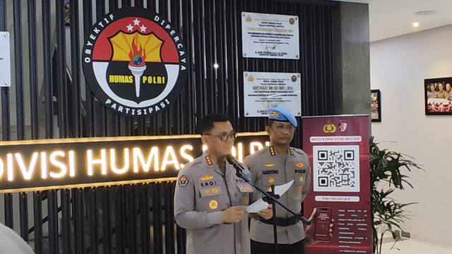 Kabag Penum Div Humas Polri, Kombes Erdi A. Chaniago, saat menyampaikan keterangan soal sanksi sidang etik bagi 6 pelaku yang mengeroyok dua mata elang. Foto: Rachmadi Rasyad/kumparan