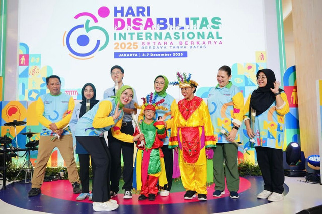 Ketua Bidang 3 Solidaritas Perempuan untuk Indonesia (Seruni) sekaligus Penasihat I DWP Kemensos Fatma Saifullah Yusuf menghadiri rangkaian acara Hari Disabilitas Internasional (HDI) 2025 di FX Sudirman, Jakarta, Minggu, (7/12/2025). Foto: Kemensos RI