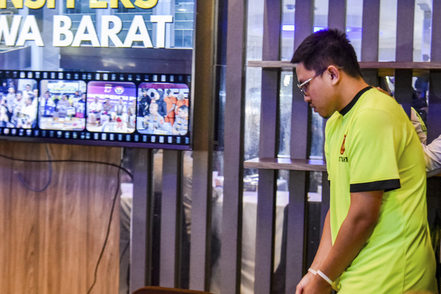 Tersangka kasus dugaan ujaran kebencian Muhammad Adimas Firdaus alias Resbob berjalan saat dihadirkan pada konferensi pers di Mapolda Jabar, Bandung, Jawa Barat, Rabu (17/12/2025). Foto: Dimsyah R/ANTARA FOTO