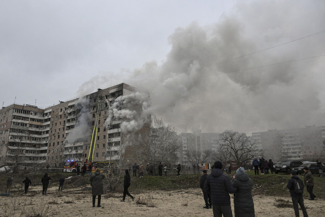 Suasana saat serangan bom glide di kawasan Apartemen di Zaporizhzhia, Ukraina, Selasa (17/12/2025). Foto: Stringer/Reuters