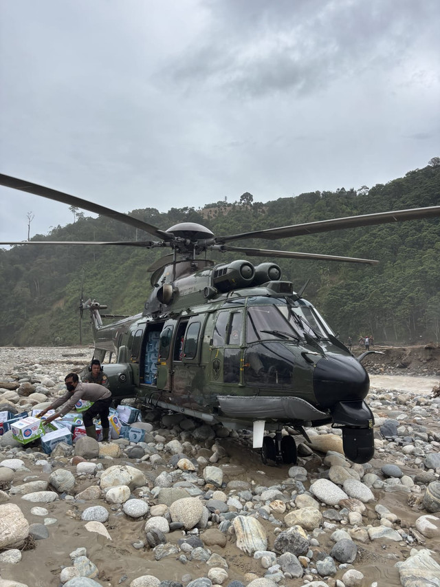 Helikopter TNI AU mendarat di aliran sungai Gayo Lues, Aceh, untuk distribusi bantuan bencana. Foto: Dok. Bakom RI