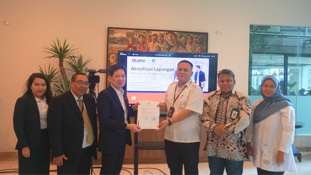 Universitas Pelita Harapan (UPH) atau ONE UPH Library resmi meraih Akreditasi A (Sangat Baik) dari Perpustakaan Nasional Republik Indonesia (Perpusnas RI). Akreditasi diperoleh melalui proses penilaian yang dilaksanakan pada 8 Desember 2025 di The Johannes Oentoro Library, UPH Kampus Lippo Village, Tangerang, dengan capaian skor 94,13 dari 100.