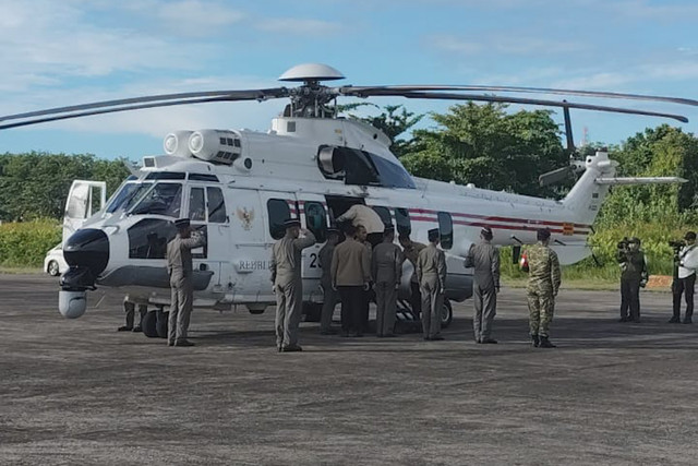 Presiden Prabowo Subianto meninjau lokasi bencana banjir dan longsor di Sumatera Barat. Ia terbang menggunakan helikopter dari Lanud Sultan Sjahrir pada Kamis (18/12/2025). Foto: Luthfi Humam/kumparan
