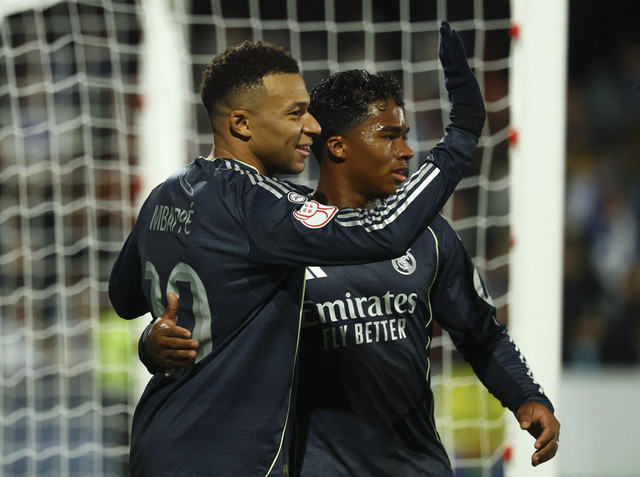 Pemain Real Madrid Kylian Mbappe berselebrasi bersama rekannya Endrick usai mencetak gol ke gawang Talavera dalam pertandingan babak 32 besar Copa del Rey di Estadio El Prado, Talavera de la Reina, Spanyol, Rabu (17/12/2025). Foto: Susana Vera/Reuters