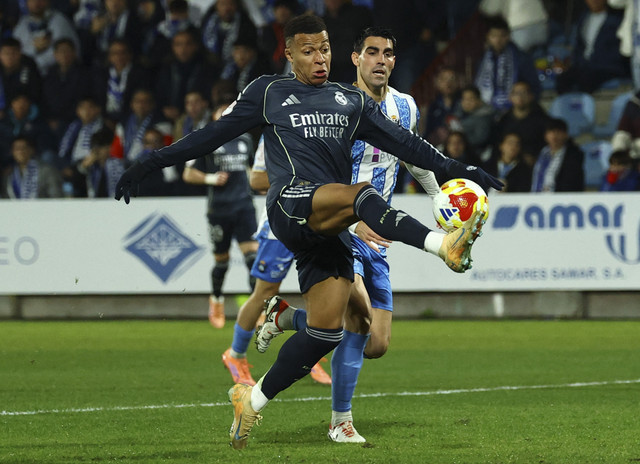 Pemain Real Madrid Kylian Mbappe berusaha mengontrol bola saat laga melawan Talavera dalam pertandingan babak 32 besar Copa del Rey di Estadio El Prado, Talavera de la Reina, Spanyol, Rabu (17/12/2025). Foto: Susana Vera/Reuters