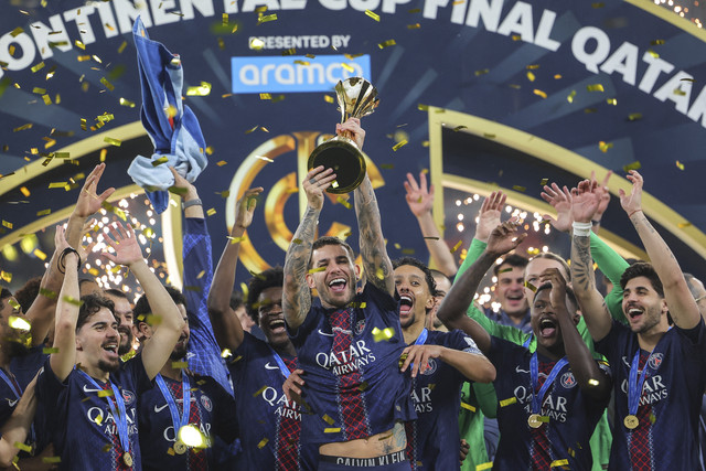 Pemain Paris Saint-Germain Lucas Hernandez mengangkat trofi saat berselebrasi usai mengalahkan Flamengo pada pertandingan final Piala Interkontinental FIFA 2025 di Stadion Ahmad bin Ali, Doha, Qatar, Rabu (17/12/2025). Foto: Karim Jaafar/AFP