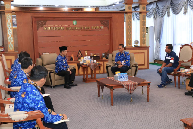 Gubernur Kalbar, Ria Norsan saat menerima kunjungan audiensi. Foto: Dok. Adpim Pemprov Kalbar
