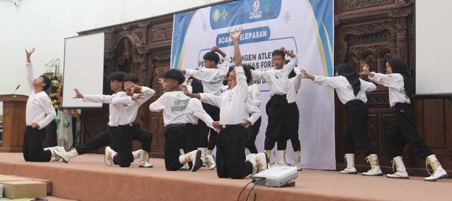 Para atlet baris menyuguhkan penampilannya di Aula Rumah Dinas Wali Kota Pontianak. Foto: Dok. Istimewa