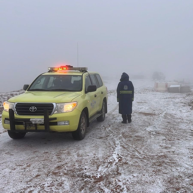 Petugas Pertahanan Sipil Arab Saudi di lokasi hujan salju di Gunung Al-Lawz, Tabuk, 16/12/2025. Foto: X/@SaudiDCD