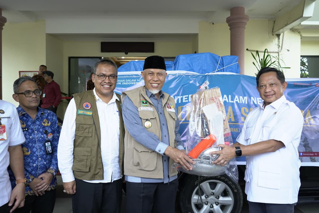 Mendagri Tito Karnavian serahkan bantuan bencana kepada Gubernur Sumbar Mahyeldi Ansharullah di Padang Pariaman, Sumbar, Rabu (17/12/2025). Foto: Kemendagri RI