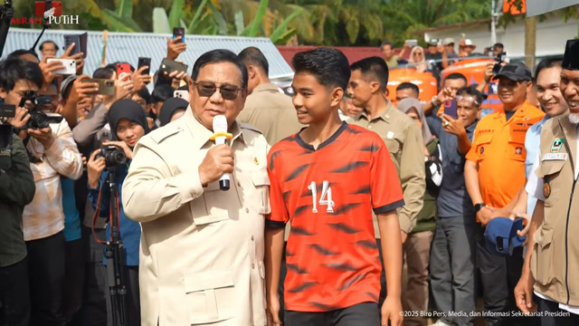 Presiden Prabowo Subianto berbincang dengan seorang anak saat meninjau posko pengungsian banjir bandang dan tanah longsor di Kabupaten Agam, Sumbar pada Kamis (18/12/2025). Foto: Youtube/Sekretariat Presiden