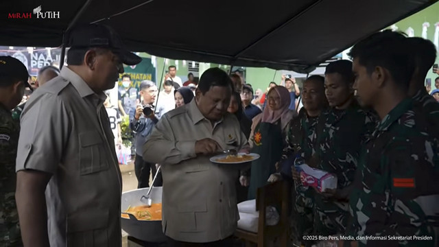 Presiden Prabowo mencicipi nasi goreng saat meninjau posko pengungsian banjir bandang dan tanah longsor di Kabupaten Agam, Sumbar pada Kamis (18/12/2025). Foto: Youtube/Sekretariat Presiden
