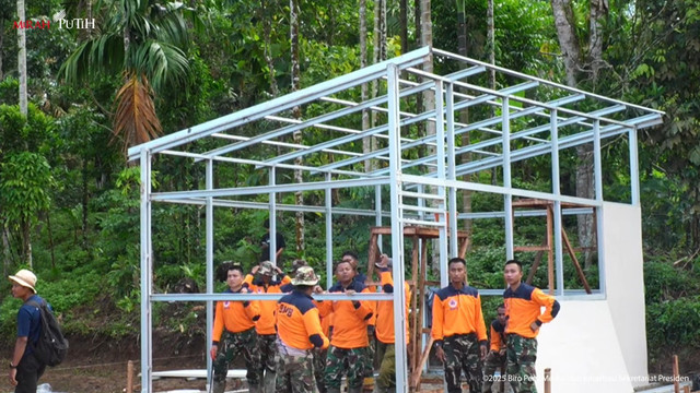 Pembangunan hunian sementara untuk korban banjir bandang dan tanah longsor di Kabupaten Agam, Sumbar, Kamis (18/12/2025). Foto: Youtube/Sekretariat Presiden
