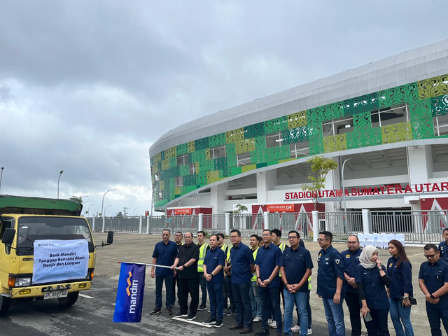 Direktur Utama Bank Mandiri, Riduan (ketiga dari kiri) bersama jajaran direksi dan relawan Mandiri Tanggap Bencana pada pelepasan bantuan untuk korban bencana Sumatera di Medan, Rabu (17/12). Foto: Dok. Bank Mandiri