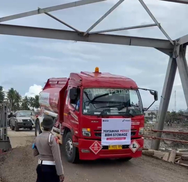 Mobil Pertamina Patra Niaga regional Sumbagut menyalurkan BBM ke Bireuen usai Jembatan Teupin Mane, Kabupaten Bireuen, dibuka, Rabu (17/12/2025). Foto: Pertamina Patra Niaga