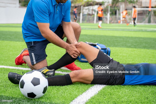 ilustrasi atlet sepak bola yang mengalami cidera (sumber: Pixabay)