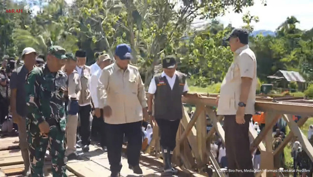 Presiden Prabowo Subianto saat meninjau lokasi jembatan Padang Mantuang di Padang Pariaman pada Kamis (18/12/2025). Foto: YouTube/Sekretariat Presiden