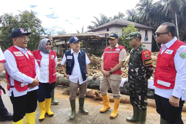 Ketua PMI Jusuf Kalla meninjau Lokasi Banjir Bandang dan Posko Pengungsian Palang Merah Indonesia (PMI) di Kecamatan Tukka, Kabupaten Tapanuli Tengah, Sumatera Utara, Kamis (18/12/2025). Foto: Dok. PMI