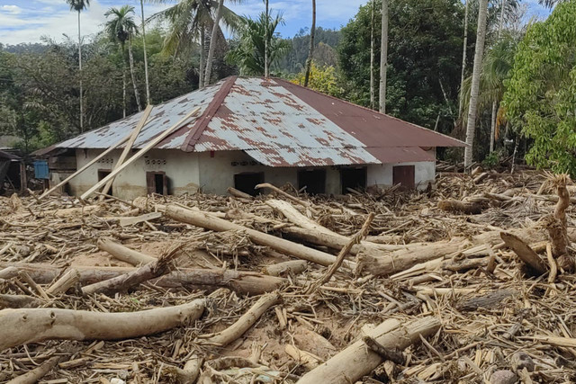Bangunan yang rusak akibat banjir bandang di Kecamatan Tukka, Kabupaten Tapanuli Tengah, Sumatera Utara, Kamis (18/12/2025). Foto: Dok. PMI