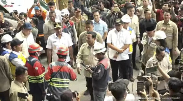 Momen Presiden Prabowo Subianto meninjau lokasi jalan yang terputus akibat bencana banjir dan longsor di Lembah Anai, Tanah Datar, Sumatera Barat pada Kamis (18/12/2025). Foto: YouTube/Sekretariat Presiden