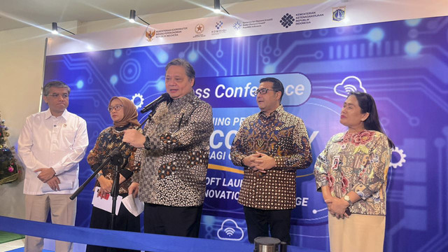 Menko bidang Perekonomian Airlangga Hartarto, Menteri Ekonomi Kreatif Teuku Riefky Harsya, Menteri Ketenagakerjaan Yassierli usai acara Program Pelatihan Gig Economy bagi Gen Z di Jakarta Creative Hub, Tanah Abang, Jakarta, Kamis (18/12/2025). Foto: Nasywa Athifah/kumparan