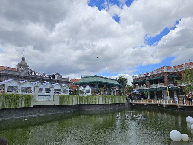 Grand Waterfront Sedayu City di Kelapa Gading resmi dibuka kemarin (17/12) dengan nuansa kolonial Eropa. Foto: Dok. Istimewa
