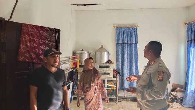 Kapolsek Sungai Pinyuh dan Kades Peniraman mengecek rumah warga. Foto: Dok. Istimewa