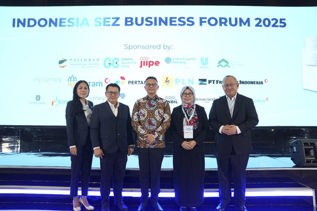 Direktur Keuangan dan Manajemen Risiko, sekaligus Pelaksana Harian (Plh.) Direktur Utama ITDC Ahmad Fajar (kedua dari kiri), pada ajang Indonesia SEZ Business Forum 2025 beberapa waktu lalu. Foto: Dok. Istimewa