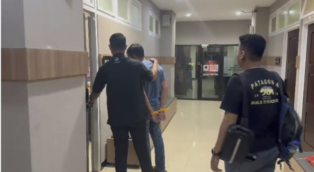 Satreskrim Polres Gresik menangkap 4 orang yang mengoperasikan aplikasi dept collector bernama 'Gomatel-Data R4 Telat Bayar'. Foto: Dok. Polres Gresik